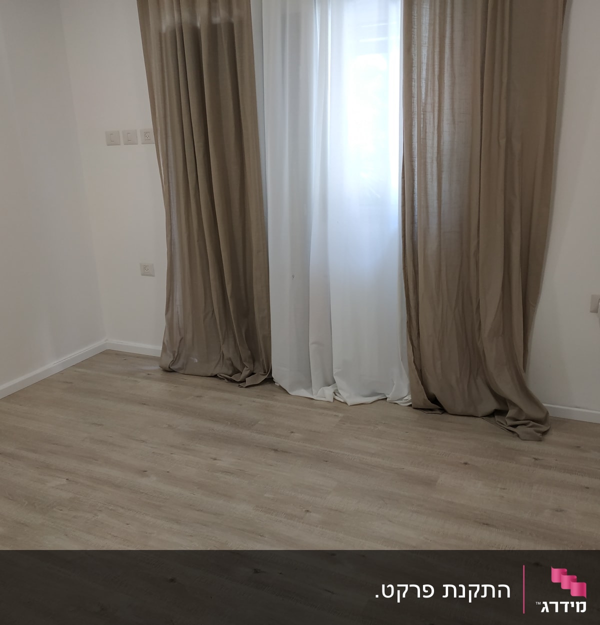 רצפת פרקט עץ בהירה בחדר ריק